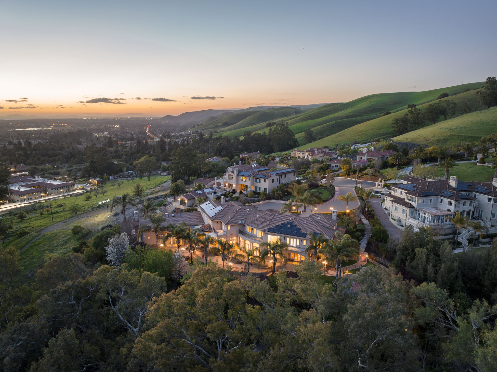California estate swimming pool and gardens at sunset - Twilight Photography - Philippe Newman Architecture Photography
